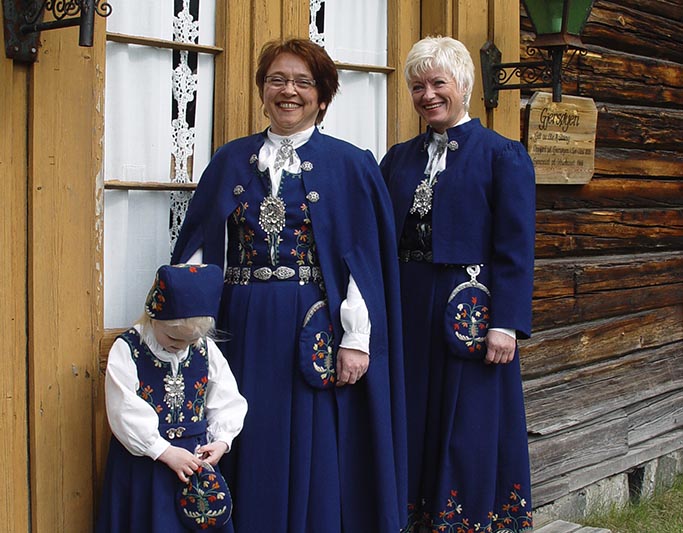 Solør-Odalsbunaden, vist av to kvinner og et barn